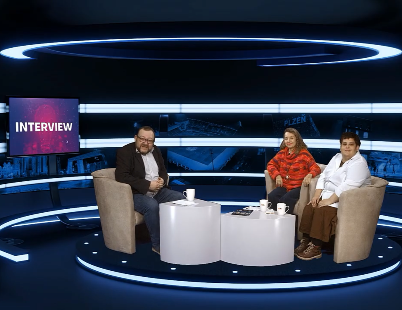 2 ženy a jeden moderátor v televizním studiu