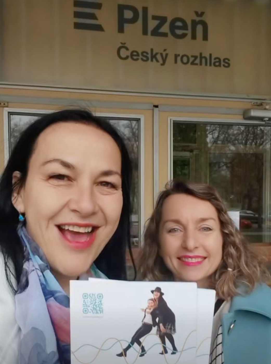 Dvě dámy před nápisem Český rozhlas Plzeň